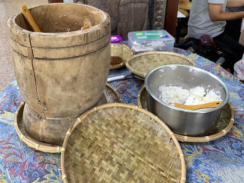 木桶裝的是紫米飯，也有白米飯可以選擇。